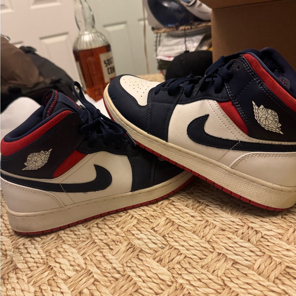 Jordan 1 mid sz 7 youth or 8.5 w gently used no box ..